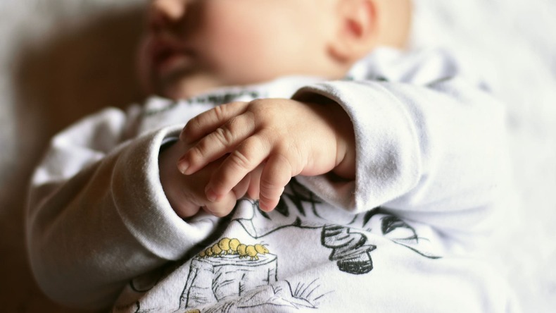 Почему ребенок сосет палец, и как его отучить