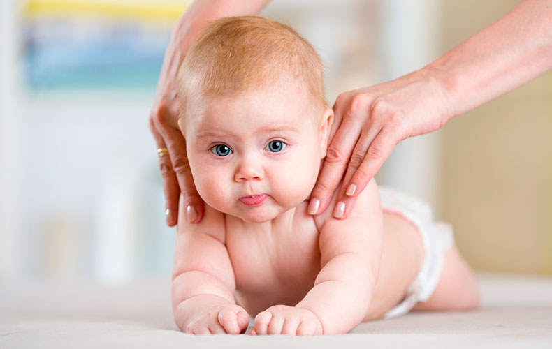 Зачем и как делать массаж грудному ребёнку